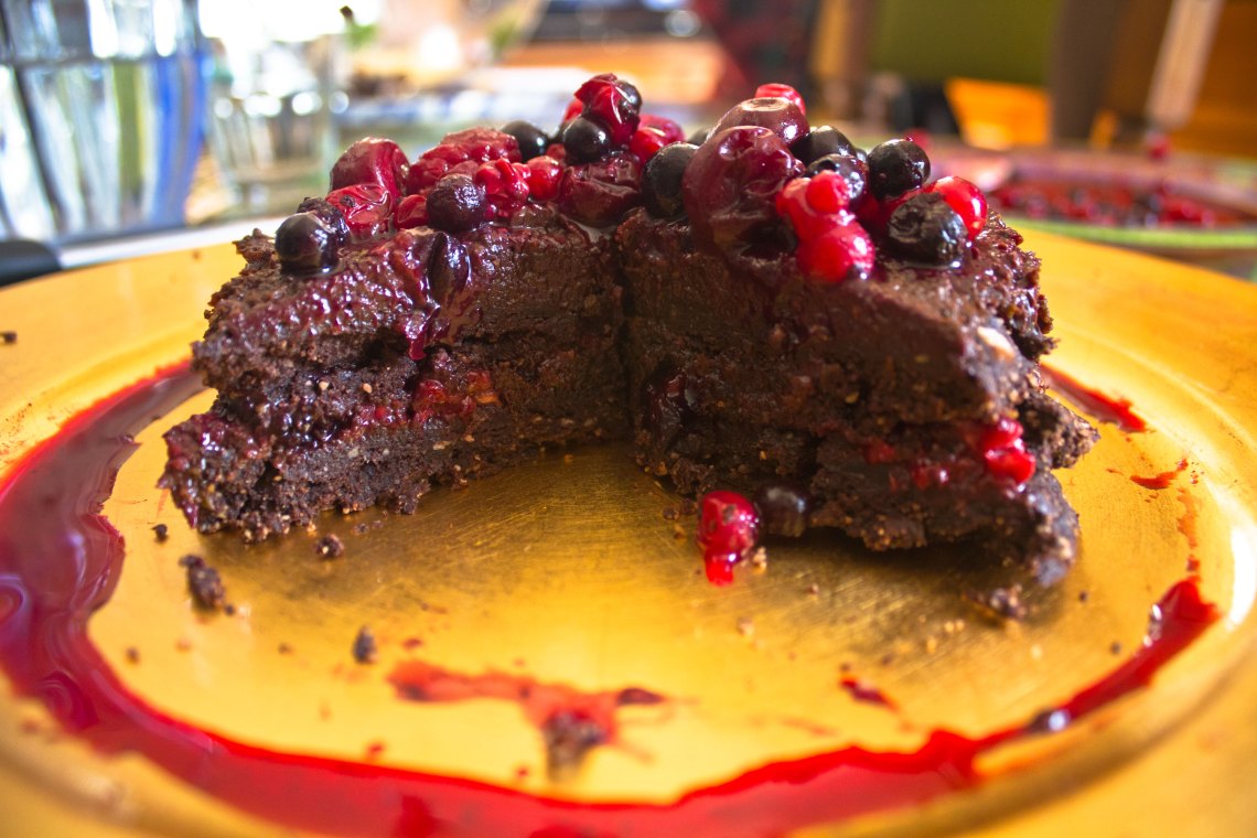 RAW VEGAN Gâteau Fondant au chocolat et fruits rouges ...